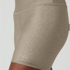 Alo airlift biker shorts gravel small
